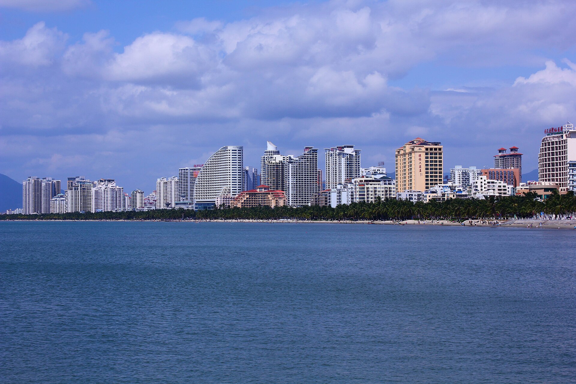 三亚湾的海岸线与城市建筑